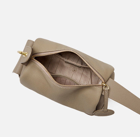 geweven rieten draagtas met dubbele leren handvatten – LÉONIE 