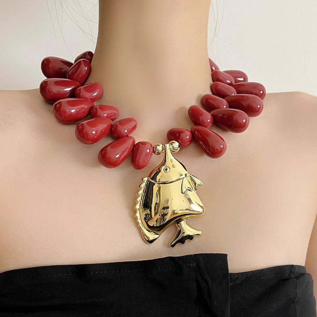 قلادة جريئة من الخرز مع قلادة ذهبية على شكل سمكة – ماريناتلي