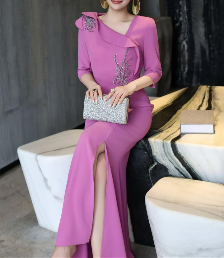 فستان حورية البحر مزين بياقة منسدلة - رويال فوشيا