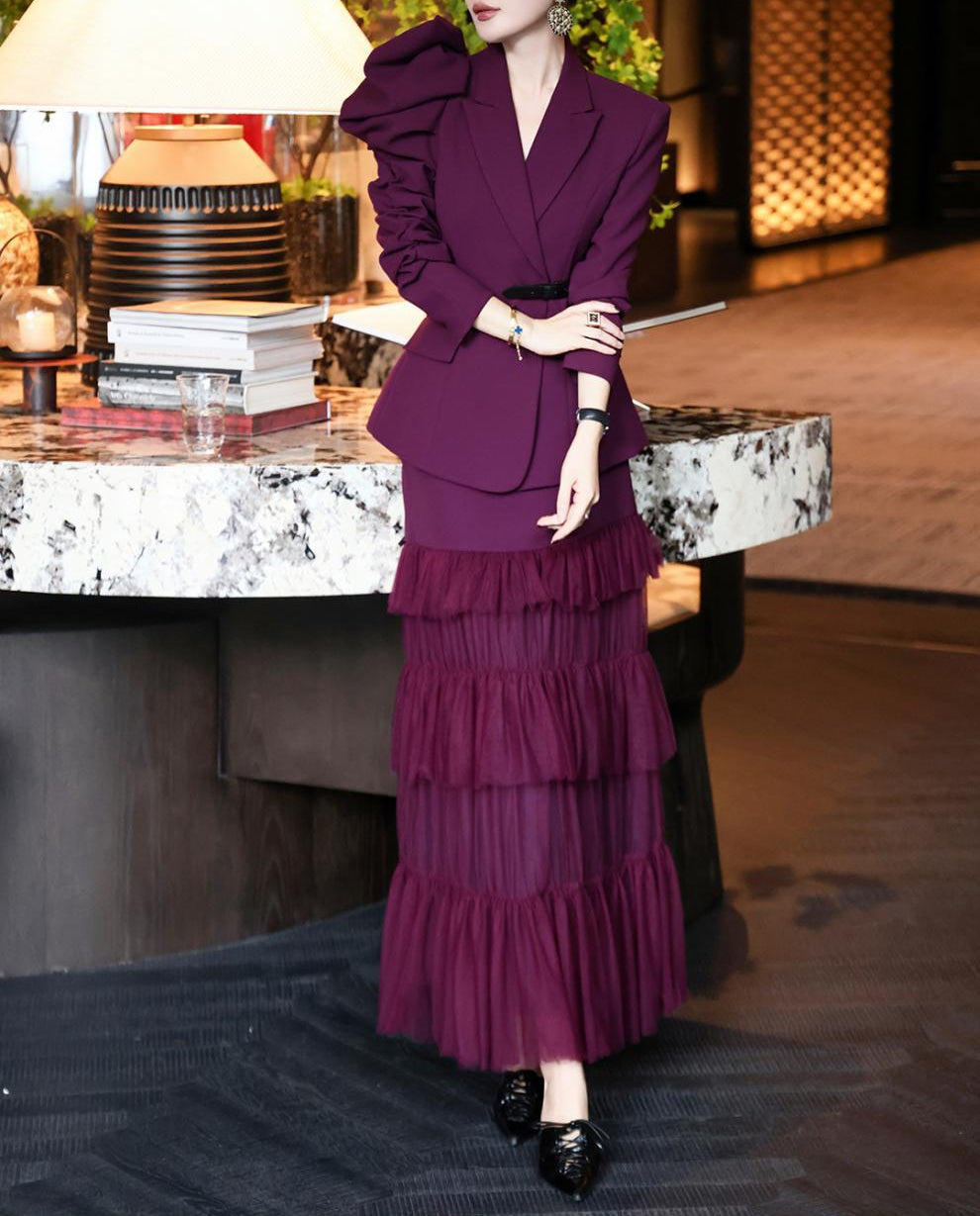 طقم بليزر بأكمام مكشكشة مع تنورة من التول متعدد الطبقات – قطيفة