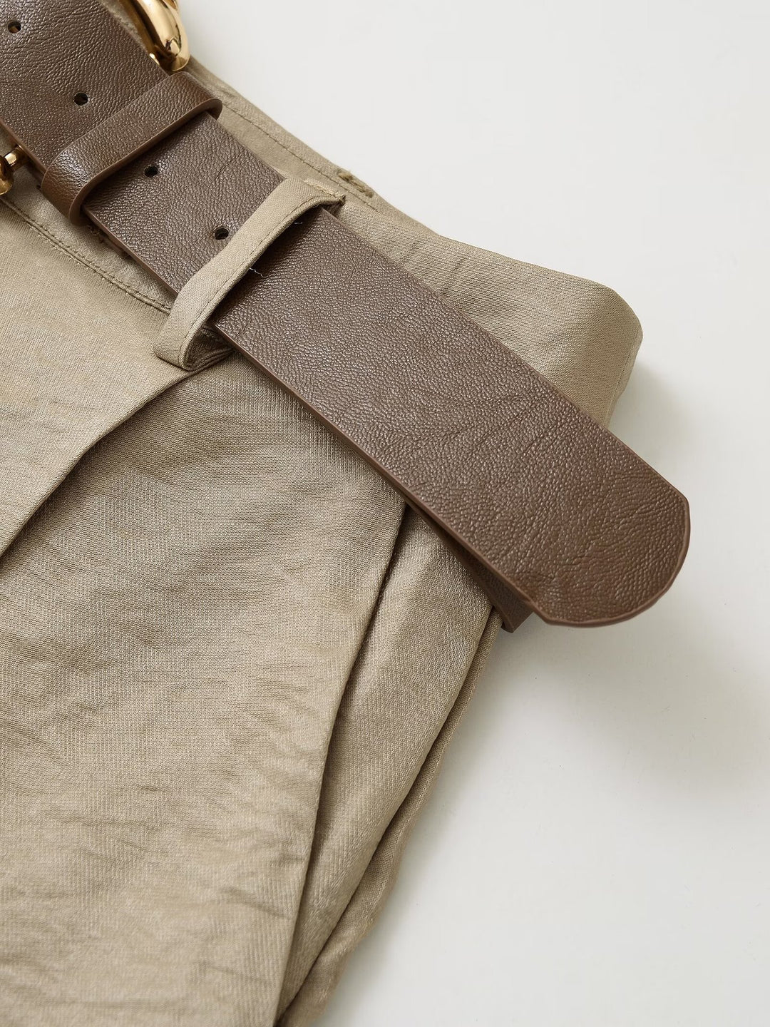 بدلة مصممة خصيصًا بأزرار ذهبية – مارون