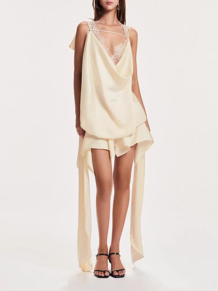 فستان قصير منسدل بفتحة رقبة من الدانتيل وألواح متدفقة – ألينزا