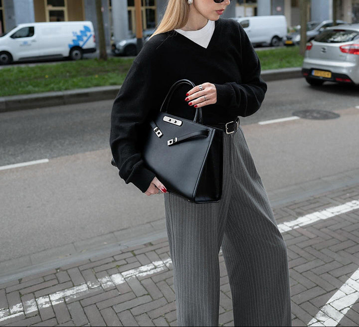 بدلة مصممة خصيصًا بأزرار ذهبية – مارون