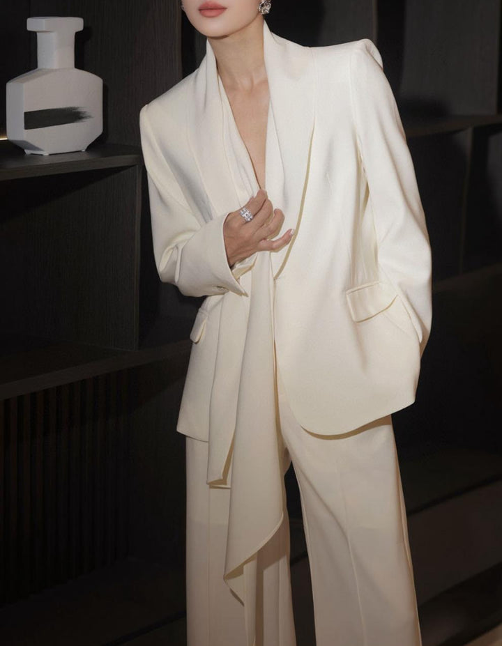 بدلة بنطلون واسعة الساق مصممة خصيصًا مع سترة ذات ياقة منسدلة - أستر