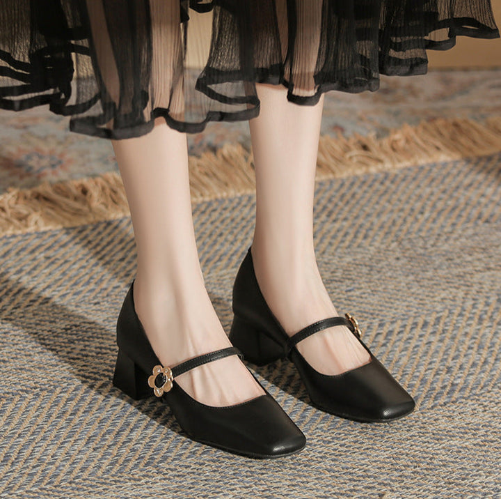 حذاء بكعب عريض مع حزام بإبزيم مزهر – كاميلروي