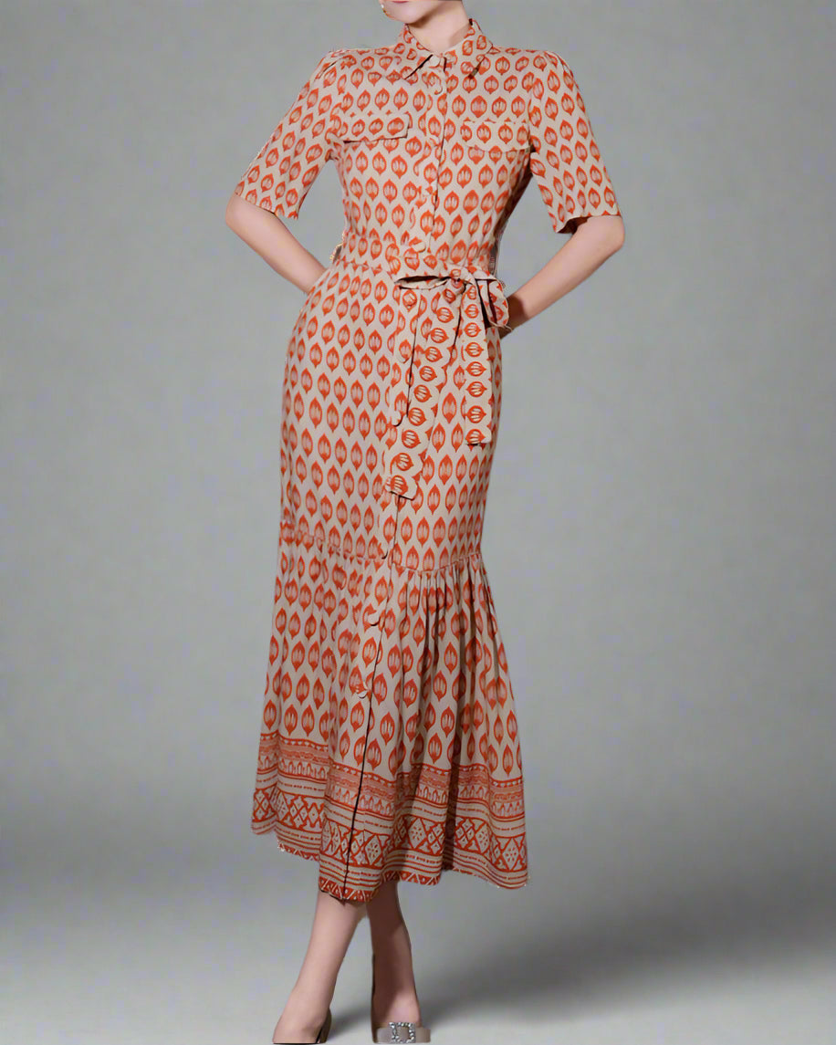 短袖中长连衣裙，配有3D花卉贴花 - BLOOMIQ 