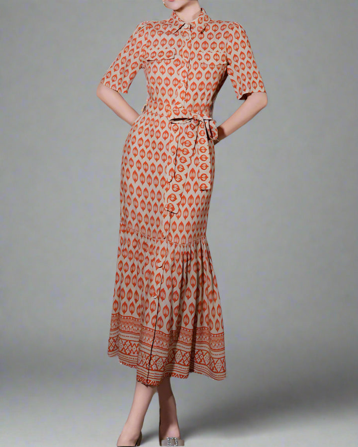 短袖中长连衣裙，配有3D花卉贴花 - BLOOMIQ 