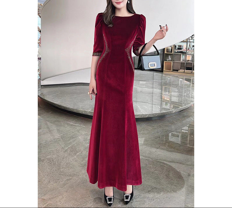 فستان سهرة مخملي مزين بخطوط بارزة – نوار