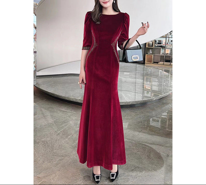 فستان سهرة مخملي مزين بخطوط بارزة – نوار