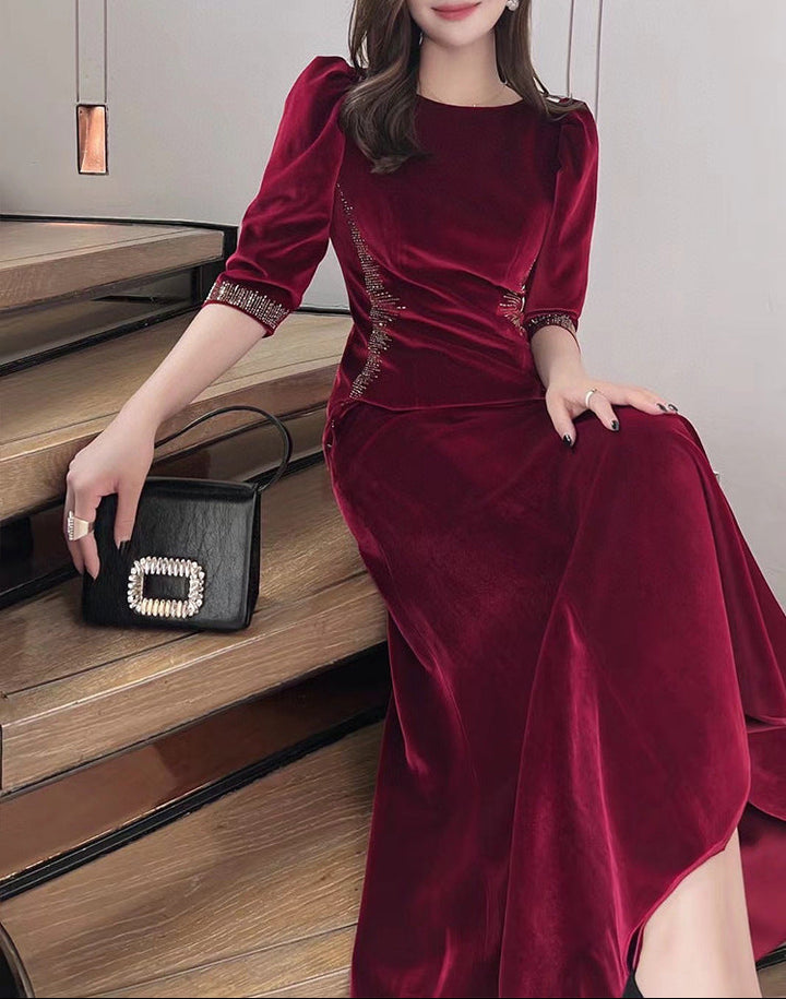 فستان سهرة مخملي مزين بخطوط بارزة – نوار