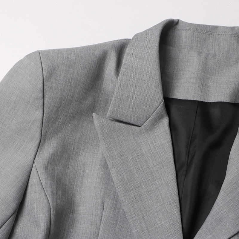 بدلة مصممة خصيصًا بأزرار ذهبية – مارون