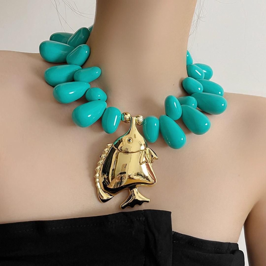 قلادة جريئة من الخرز مع قلادة ذهبية على شكل سمكة – ماريناتلي