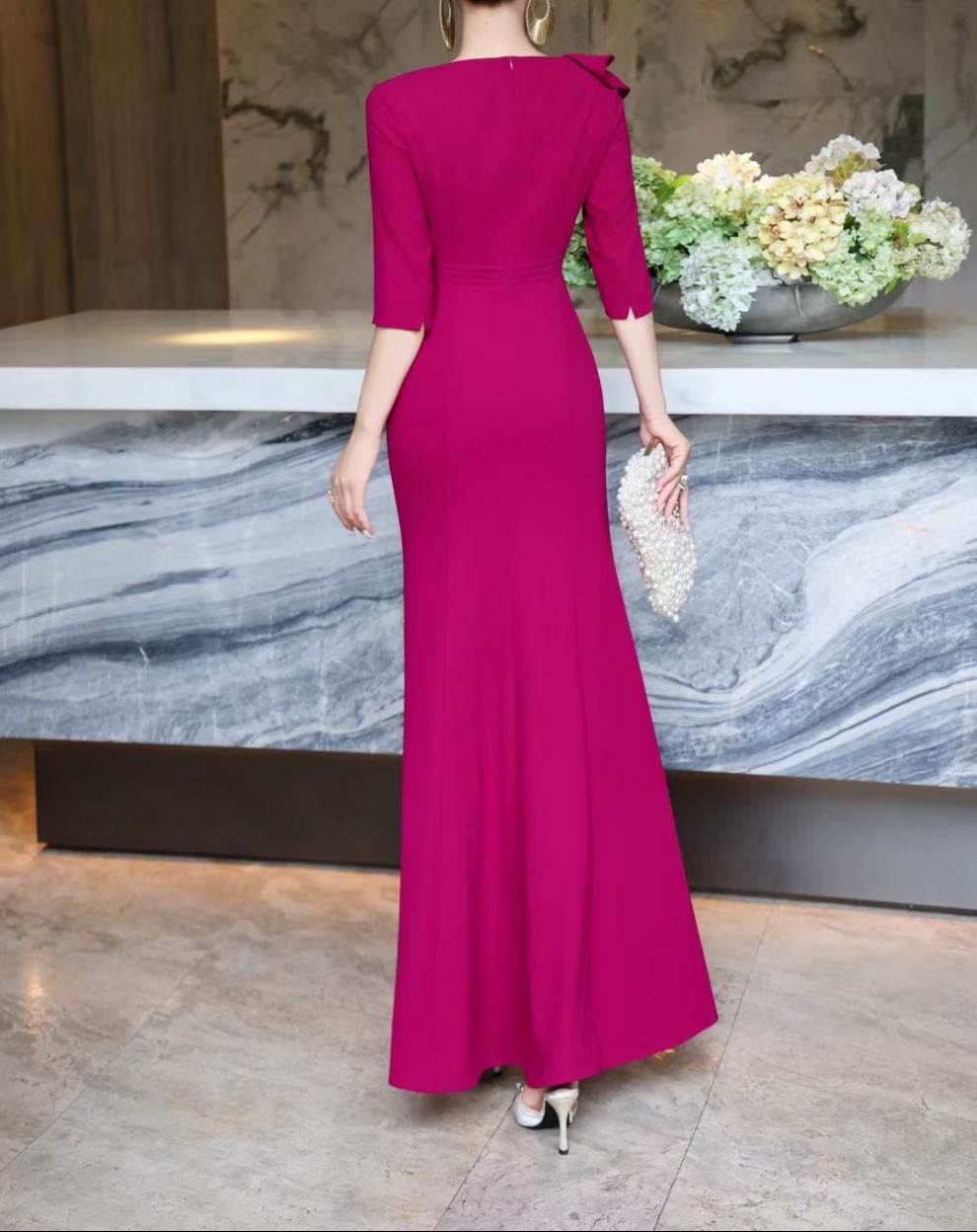 فستان حورية البحر مزين بياقة منسدلة - رويال فوشيا