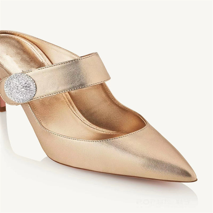 حذاء بكعب عالٍ مدبب من الأمام مع حزام بإبزيم من الكريستال – نوفاسدار