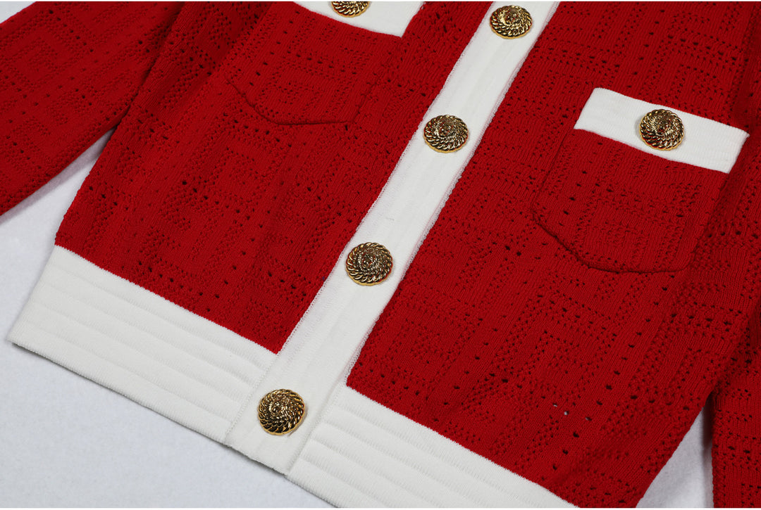 بلوزة محبوكة بأكمام طويلة وحواف متباينة وأزرار ذهبية – كلاريسان