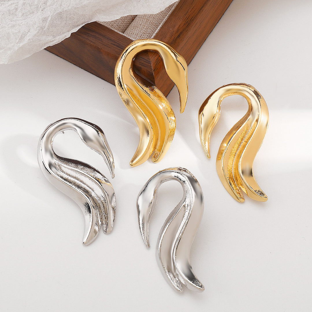 minimalist swan-shaped silver earrings – CYRA