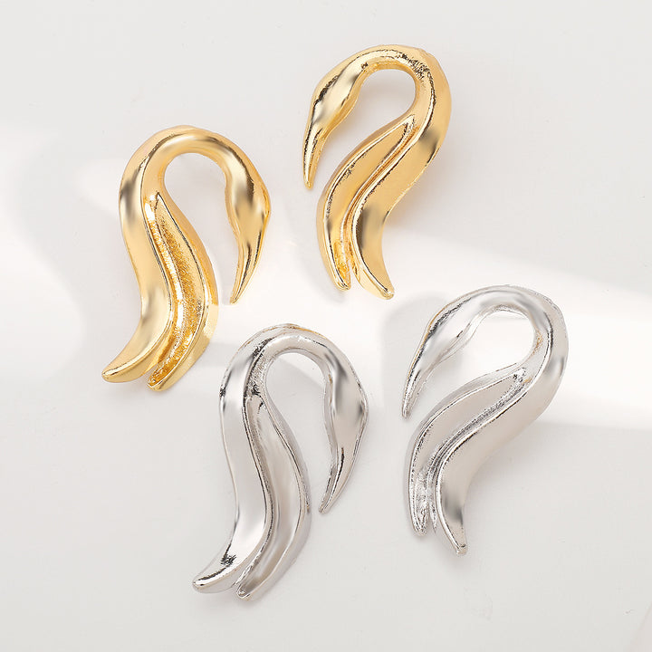minimalist swan-shaped silver earrings – CYRA