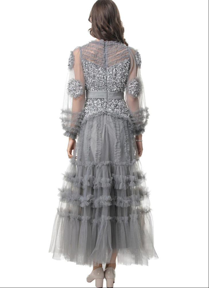 短袖中长连衣裙，配有3D花卉贴花 - BLOOMIQ 