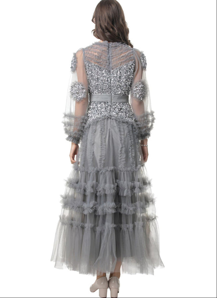 短袖中长连衣裙，配有3D花卉贴花 - BLOOMIQ 