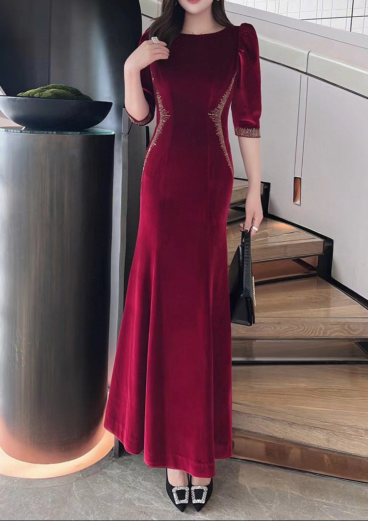 فستان سهرة مخملي مزين بخطوط بارزة – نوار