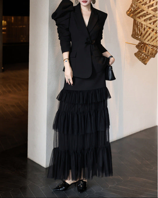 طقم بليزر بأكمام مكشكشة مع تنورة من التول متعدد الطبقات – قطيفة