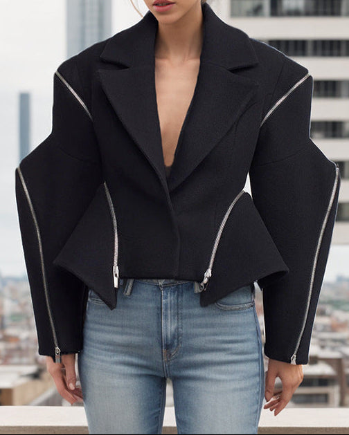 بليزر أنيق ذو تصميم محكم وتفاصيل بسحاب مع قصة مصممة بدقة - بوميفا