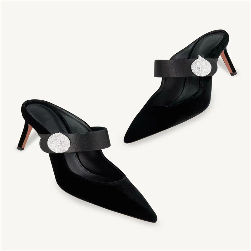 حذاء بكعب عالٍ مدبب من الأمام مع حزام بإبزيم من الكريستال – نوفاسدار