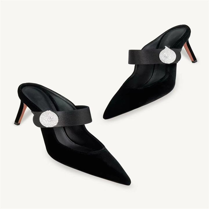 حذاء بكعب عالٍ مدبب من الأمام مع حزام بإبزيم من الكريستال – نوفاسدار