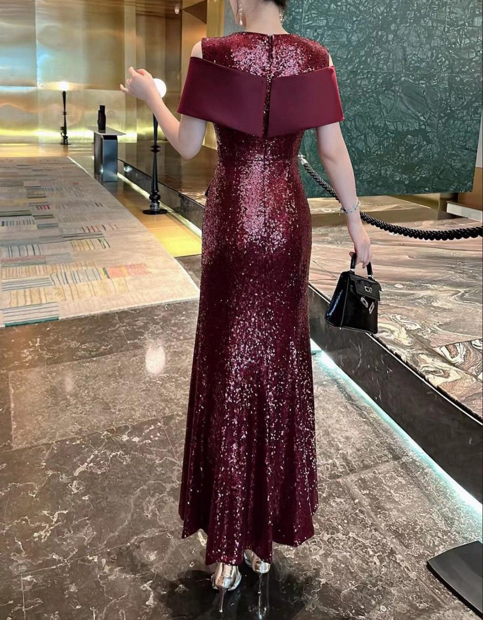 فستان حورية البحر من الترتر مع صدّار ملفوف من الساتان – فيوليتا