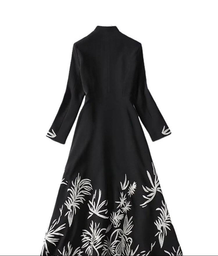 فستان ماكسي أسود بأكمام طويلة وتطريز بأوراق ذهبية – نوير بالم