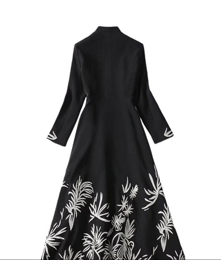 فستان ماكسي أسود بأكمام طويلة وتطريز بأوراق ذهبية – نوير بالم