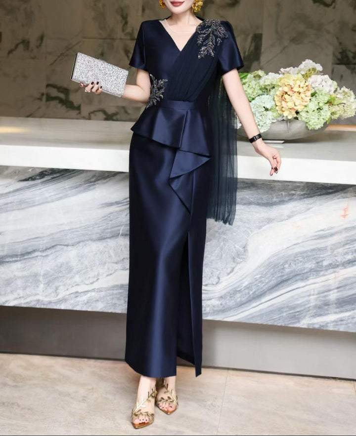 فستان ساتان بفتحة رقبة على شكل حرف V مع ثنيات زهرية مزينة – نافيا