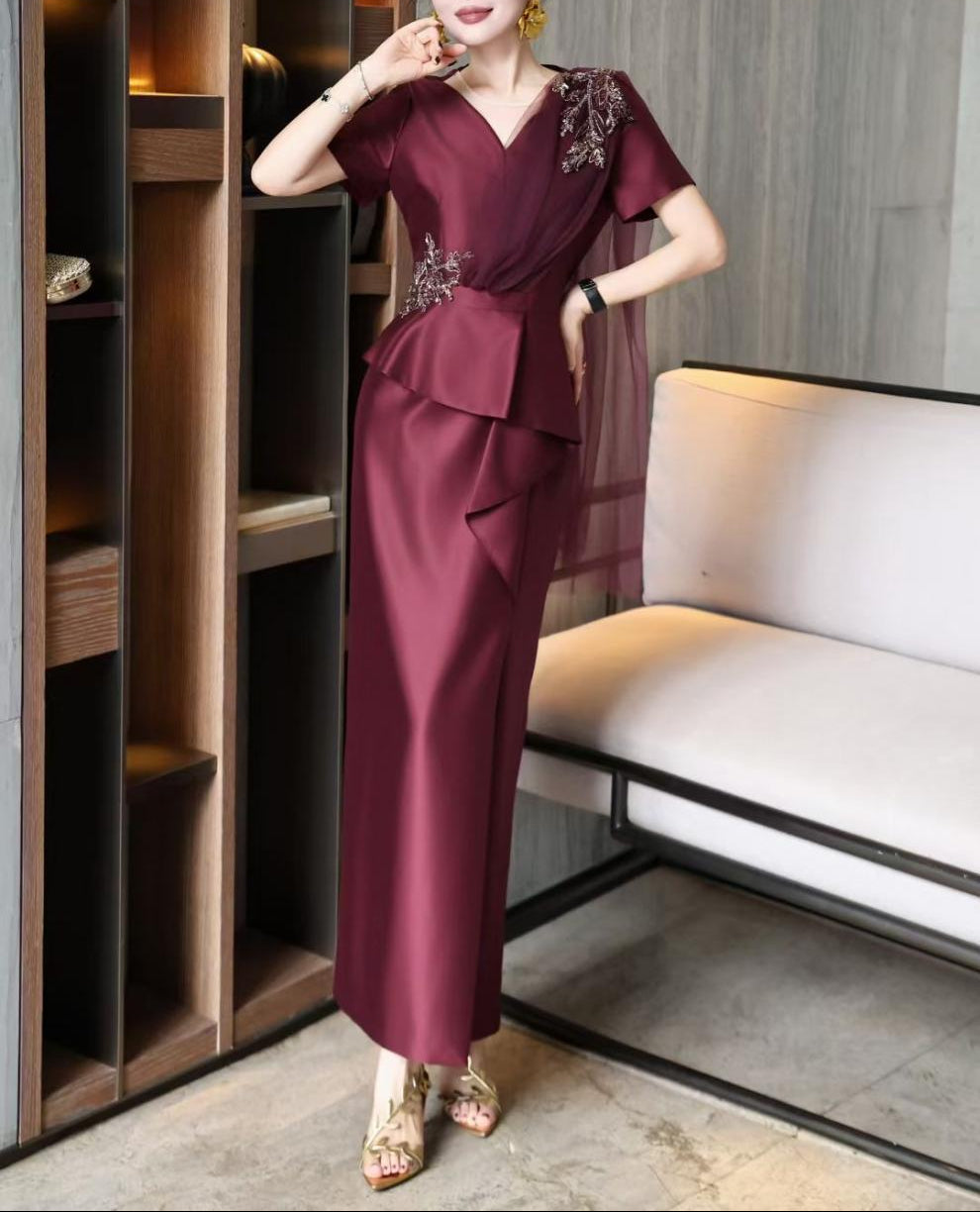 فستان ساتان بفتحة رقبة على شكل حرف V مع ثنيات زهرية مزينة – نافيا