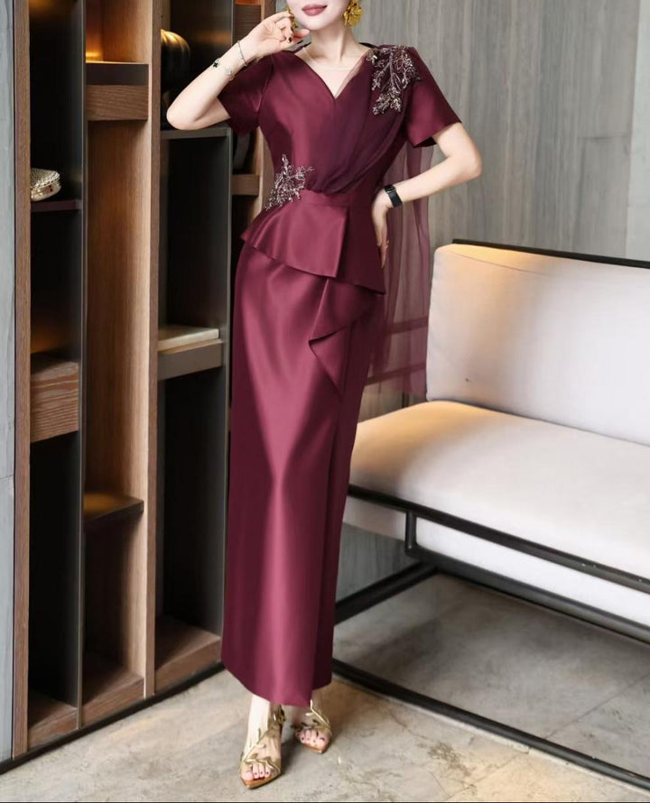 فستان ساتان بفتحة رقبة على شكل حرف V مع ثنيات زهرية مزينة – نافيا