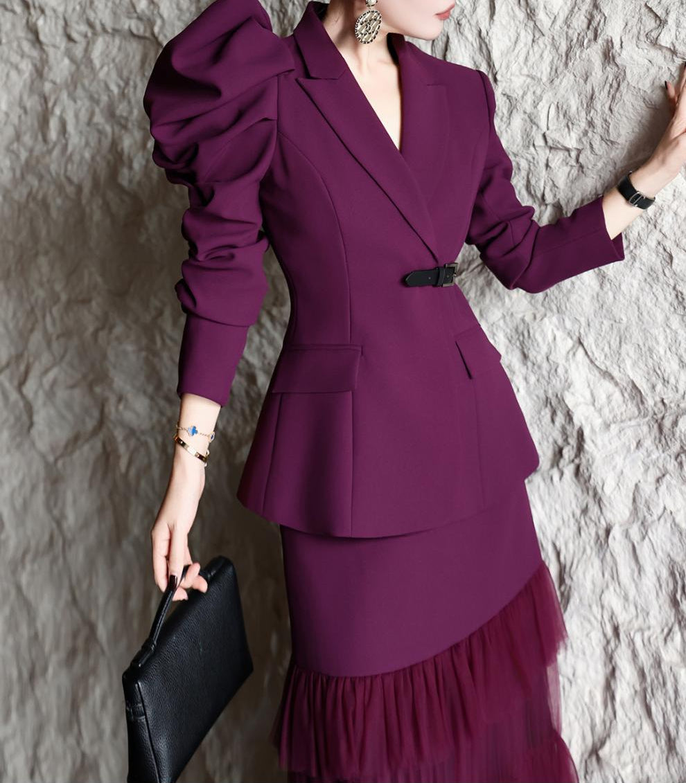 طقم بليزر بأكمام مكشكشة مع تنورة من التول متعدد الطبقات – قطيفة