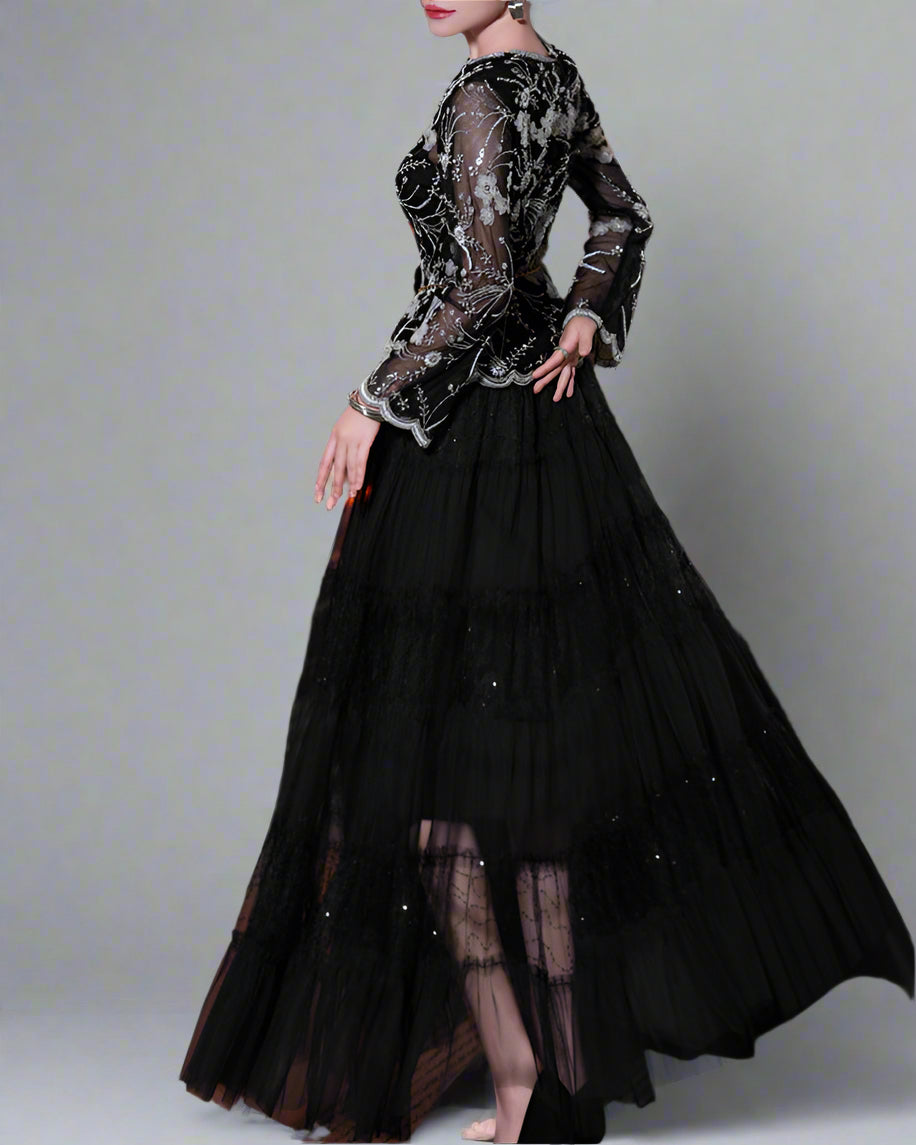 短袖中长连衣裙，配有3D花卉贴花 - BLOOMIQ 