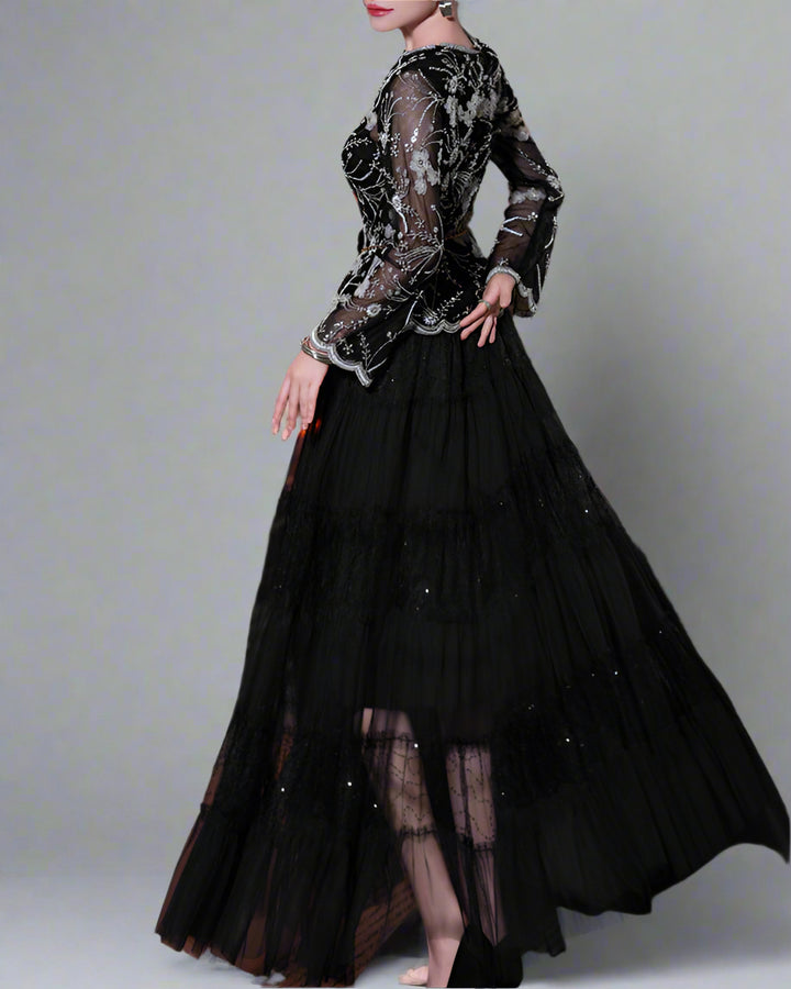 短袖中长连衣裙，配有3D花卉贴花 - BLOOMIQ 