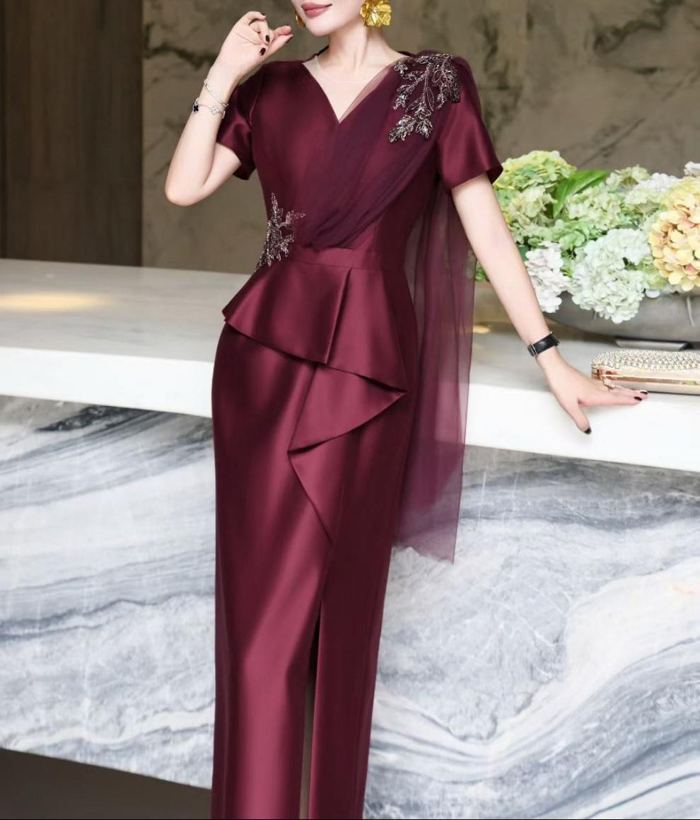 فستان ساتان بفتحة رقبة على شكل حرف V مع ثنيات زهرية مزينة – نافيا