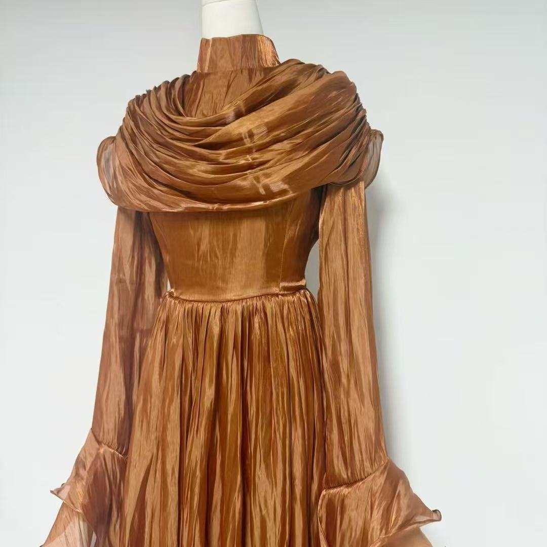 Plissiertes Oberteil mit ausgestellten Ärmeln und Maxirock-Set mit Taillengürtel – Rosiny 