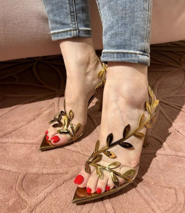 صندل بكعب عالٍ ومقدمة مدببة وأشرطة على شكل أوراق العنب – أوريازو