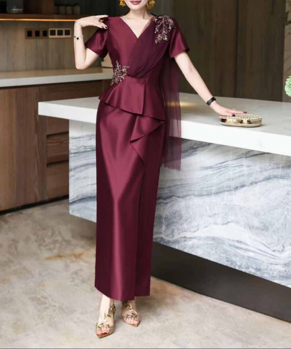 فستان ساتان بفتحة رقبة على شكل حرف V مع ثنيات زهرية مزينة – نافيا