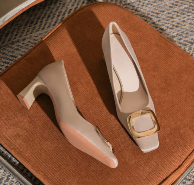 pointed-toe block heel pumps with bold buckle – DARIAWU