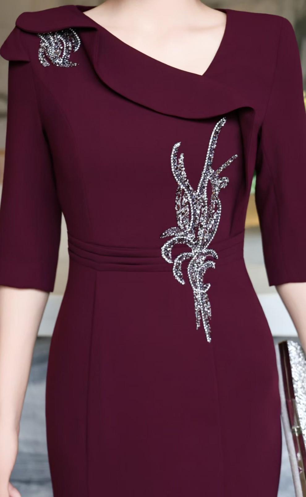 فستان حورية البحر مزين بياقة منسدلة - رويال فوشيا