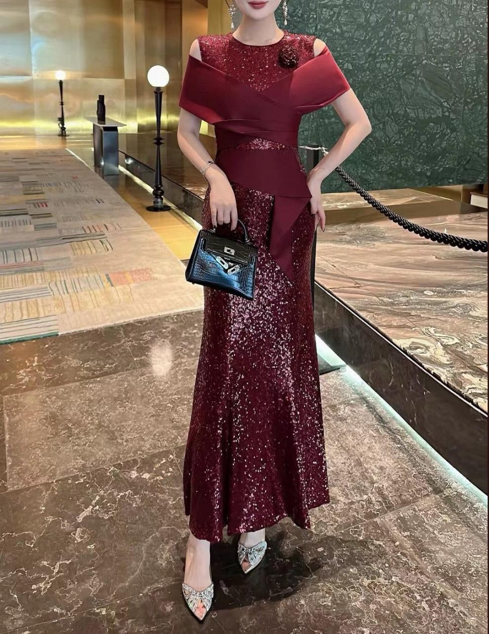 فستان حورية البحر من الترتر مع صدّار ملفوف من الساتان – فيوليتا