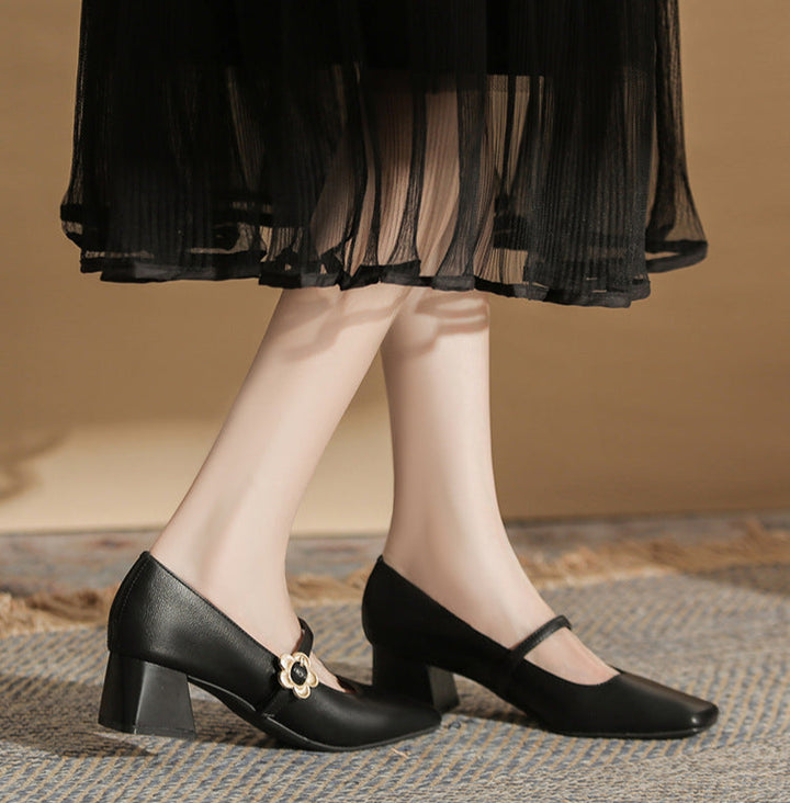 حذاء بكعب عريض مع حزام بإبزيم مزهر – كاميلروي