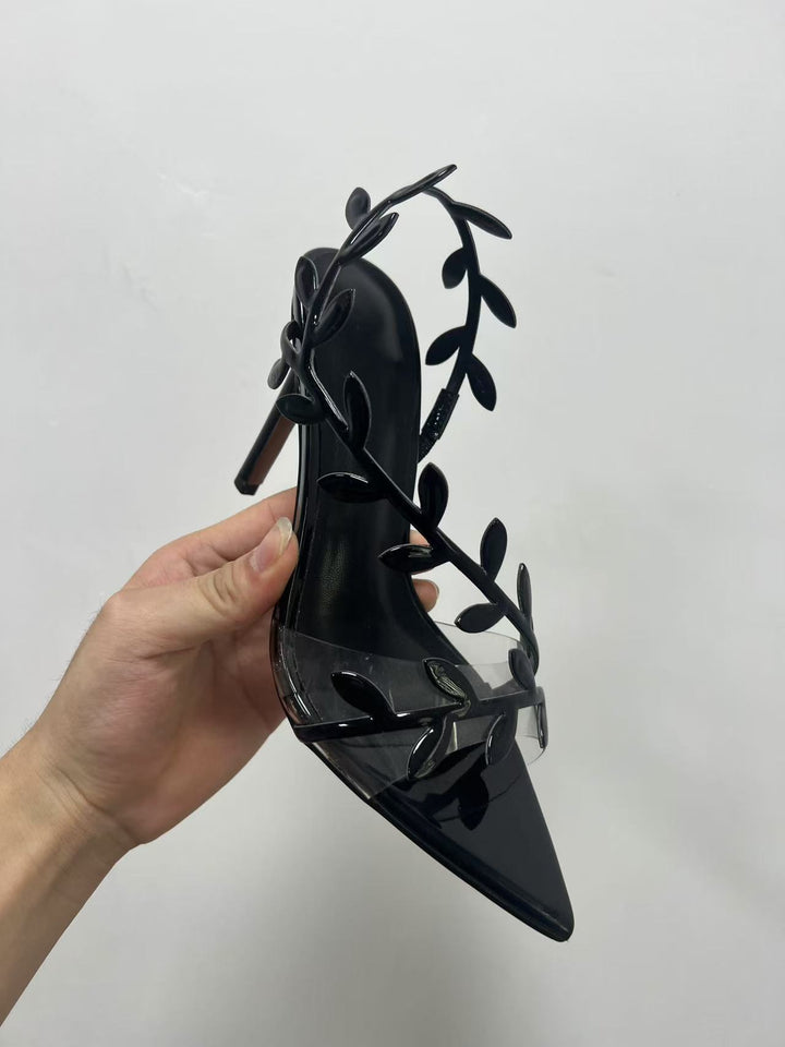 صندل بكعب عالٍ ومقدمة مدببة وأشرطة على شكل أوراق العنب – أوريازو