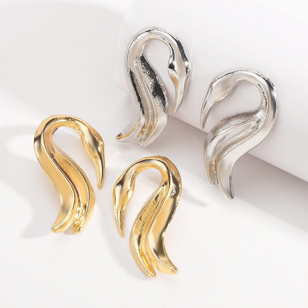 minimalist swan-shaped silver earrings – CYRA