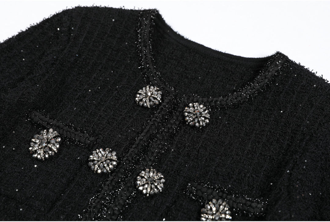 فستان قصير من التويد بأكمام طويلة وأزرار مرصعة بالجواهر – فيفيتي