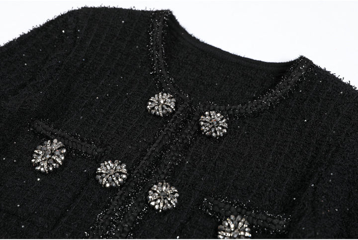 فستان قصير من التويد بأكمام طويلة وأزرار مرصعة بالجواهر – فيفيتي