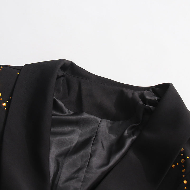 بليزر ملفوف مرصع بأحجار الراين مع ياقة من الساتان - ديلورا